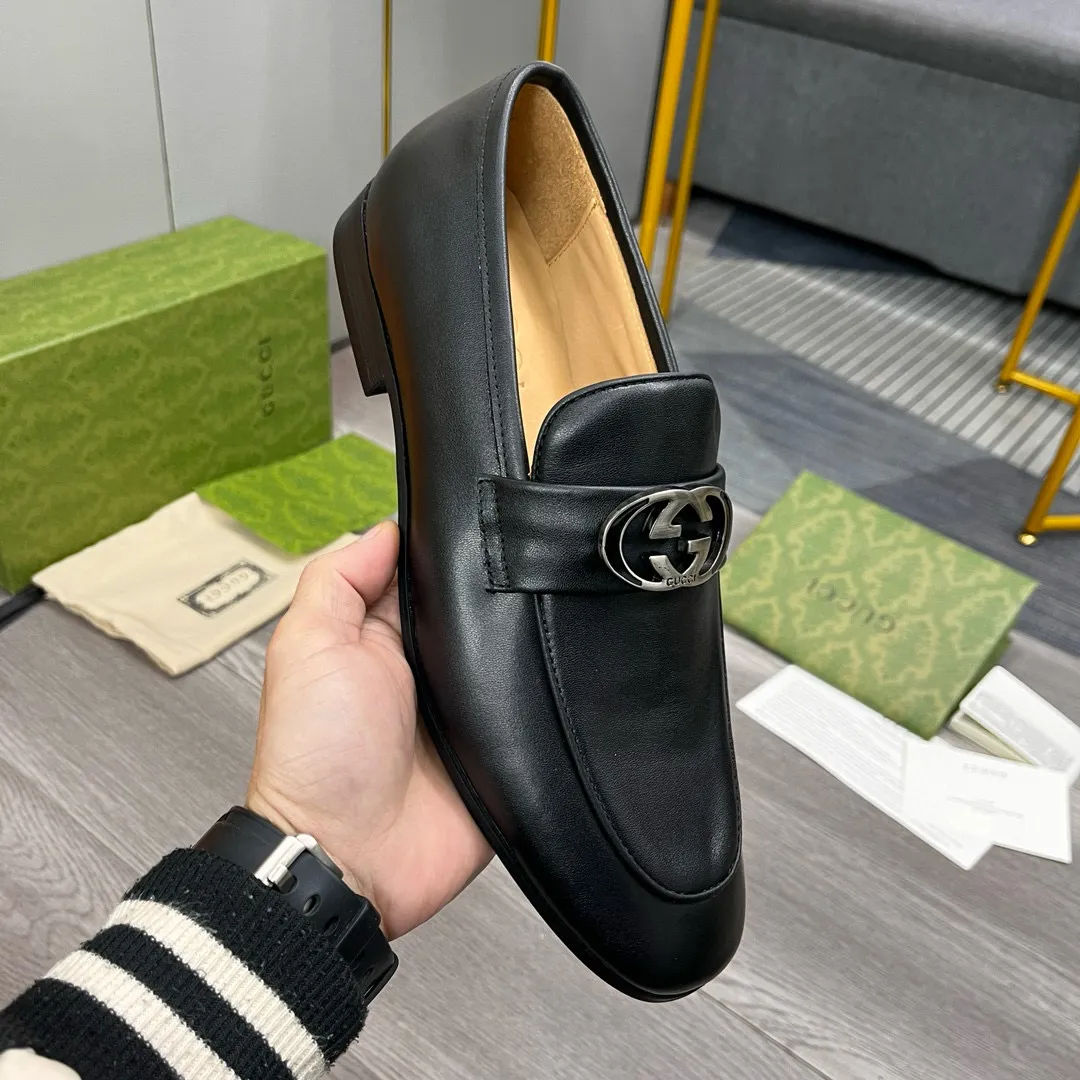 Ex-factory price: 480💰-(Gucci) men’s loafers! Genuine molded horsebit, a classic must-have for your shoe cabinet! The feet are particularly delicate! This Gucci original version is a set last, and we are consistent with the counter! Therefore, it is more comfortable in terms of last shape and comfort! Take it to the counter and compare at will! Good shoes are more than just what they make! But grasp the essence from the inside out! Material: Imported first-layer cowhide! Genuine leather outsole imported from Italy, size: 39-44 (38/45 customized, non-refundable)
